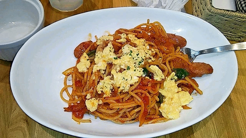 Holly Westbrook, KCP Winter 2018 student at Cocochiyo Cafe with pasta order.